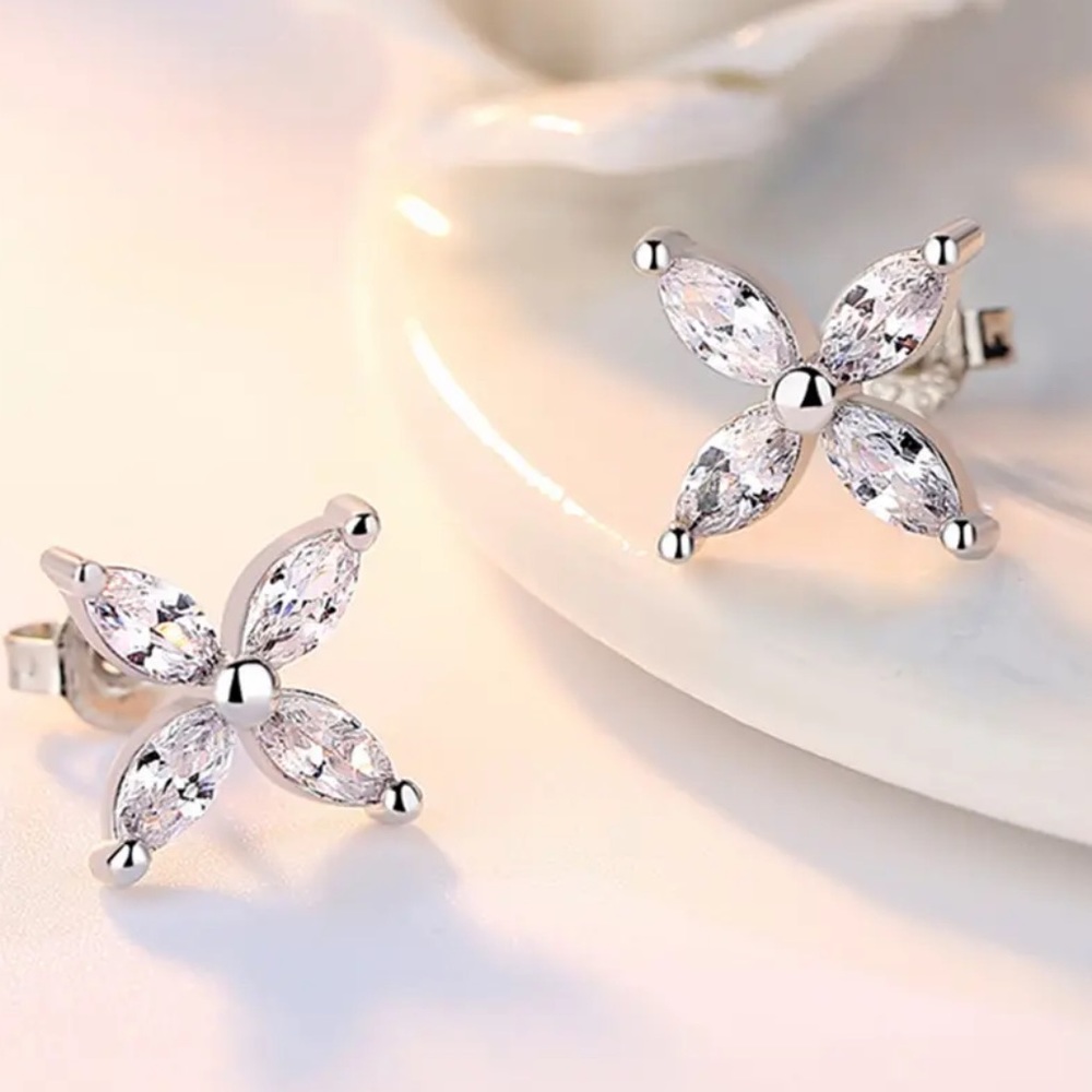 ๐ Silver Lucky Four Leaves Clover Stud Earrings - Picture 4 of 6